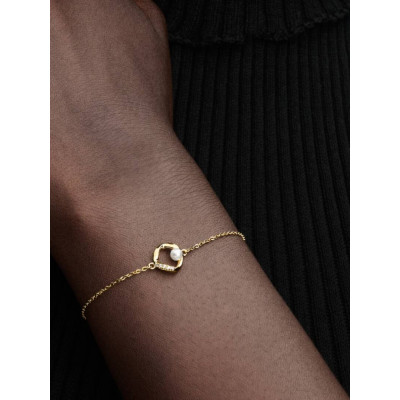 Gros plan de la Bracelet Cercle Pavé de Forme Organique & Perle de Culture d’Eau Douce Traitée sur un mannequin