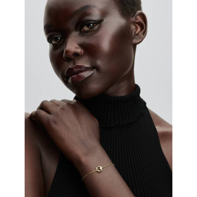 Un mannequin portant la Bracelet Cercle Pavé de Forme Organique & Perle de Culture d’Eau Douce Traitée