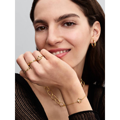 Vue Bracelet Cercle Pavé de Forme Organique & Perle de Culture d’Eau Douce Traitée sur un mannequin