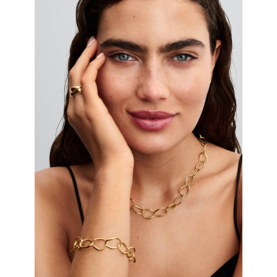 Un mannequin portant la Bracelet Link de Forme Organique