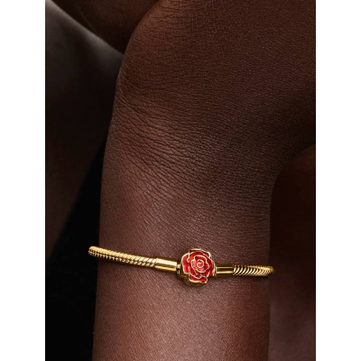 Gros plan de la Bracelet Maille Serpent Disney La Belle et La Bête Rose Enchantée sur un mannequin