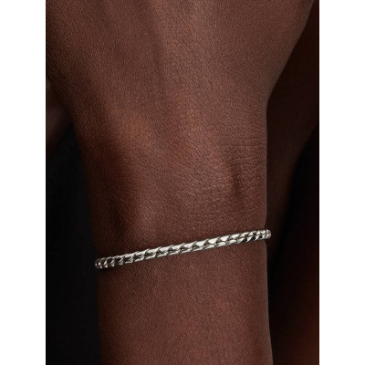 Gros plan de la Bracelet Maille Ailée Fermoir Rond sur un mannequin
