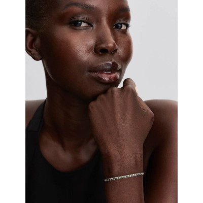 Bracelet Maille Ailée Fermoir Rond sur un mannequin.