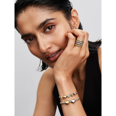 Un mannequin portant la Bracelet Maille Ailée Fermoir Rond