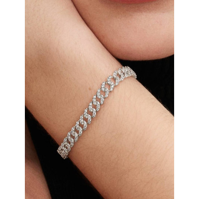 Gros plan de la Bracelet Maille Cubaine Pavé Pandora Timeless sur un mannequin