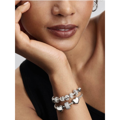 Gros plan du Charm Clip Pavéfor sur un mannequin