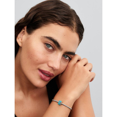 Un mannequin portant le Charm Médaillon Cœur