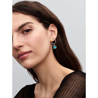 Vue Charm Pendant Baleine Turquoise sur un mannequin