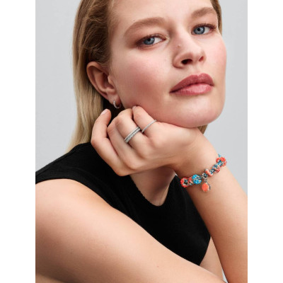 Un mannequin portant le Mini Charm Étoile De Mer Colorée