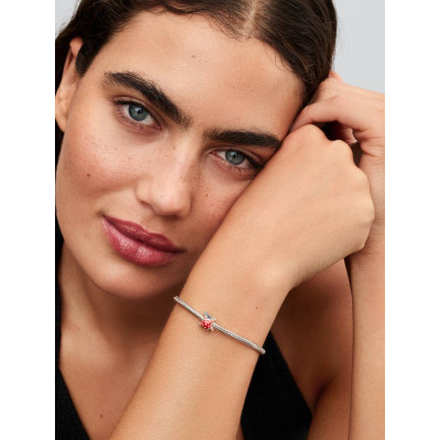 Vue Mini Charm Étoile De Mer Colorée sur un mannequin