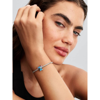 Vue Charm Disney Stitch sur un mannequin