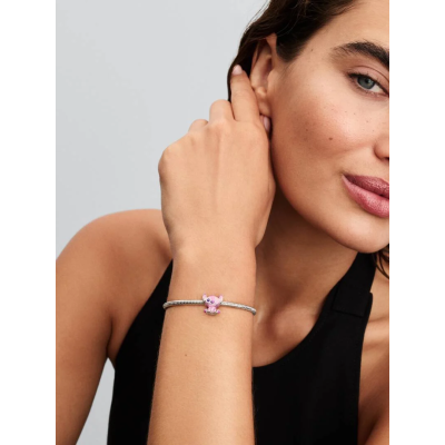 Charm Disney Lilo & Stitch Angel sur un mannequin.