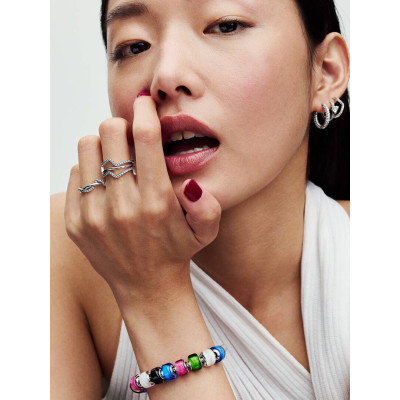 Vue Mini Charm En Verre De Murano Blanc sur un mannequin