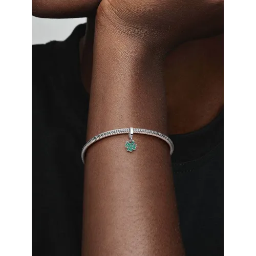 Photo présentant l’intégralité du Charm Pendant Trèfle À Quatre Feuilles