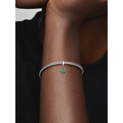 Gros plan du Charm Pendant Trèfle À Quatre Feuilles sur un mannequin