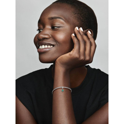 Un mannequin portant le Charm Pendant Trèfle À Quatre Feuilles