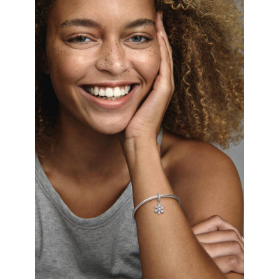 Vue Charm Pendant Herbier Scintillant sur un mannequin