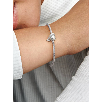 Gros plan du Charm Chien & Os sur un mannequin