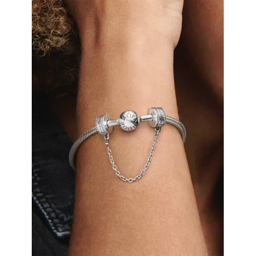 Photo présentant l’intégralité du Charm Clip Chaîne De Confort Signature Pandora