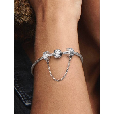 Gros plan du Charm Clip Chaîne De Confort Signature Pandora sur un mannequin