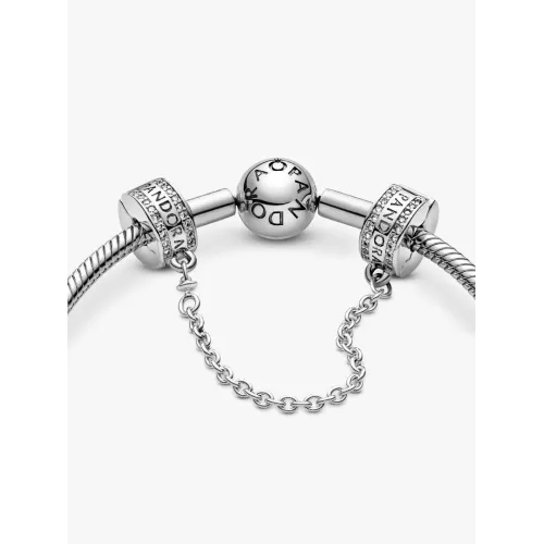 Photo présentant l’intégralité du Charm Clip Chaîne De Confort Signature Pandora