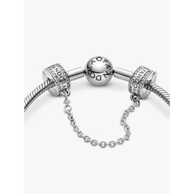 Gros plan du Charm Clip Chaîne De Confort Signature Pandora