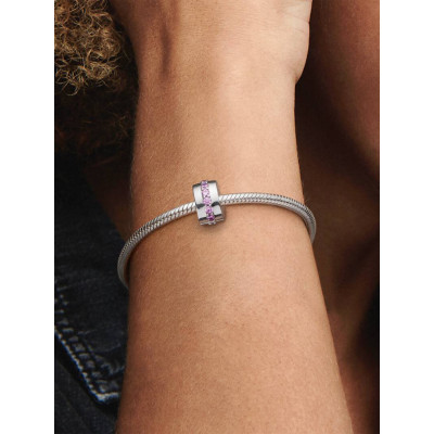 Gros plan du Charm Clip Rangée Scintillante Rose