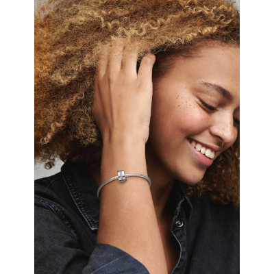 Vue Charm Clip Rangée Scintillante Rose sur un mannequin