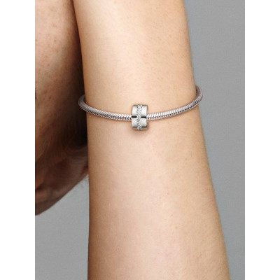 Gros plan du Charm Clip Rangée Scintillante Incolore sur un mannequin