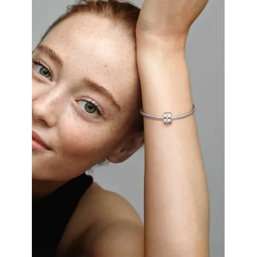 Photo présentant l’intégralité du Charm Clip Rangée Scintillante Incolore