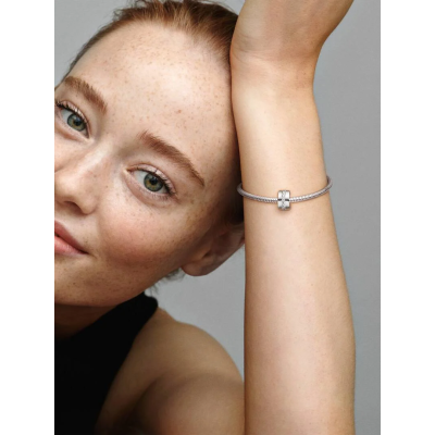 Vue Charm Clip Rangée Scintillante Incolore sur un mannequin