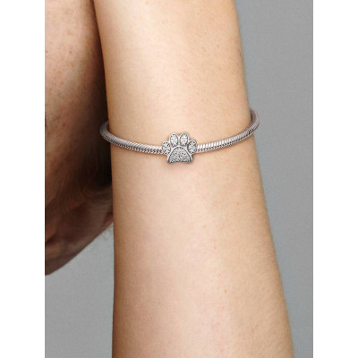 Gros plan de la Charm Empreinte de Patte Scintillant sur un mannequin