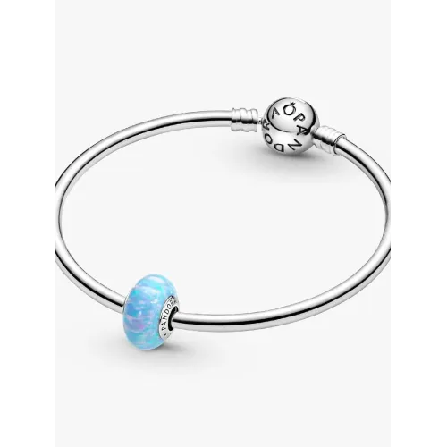 Photo présentant l’intégralité de la Charm Bleu Opalescent