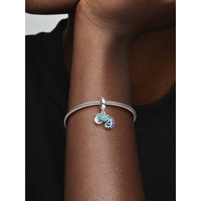 Gros plan de la Charm Pendant Caméléon Versicolore sur un mannequin