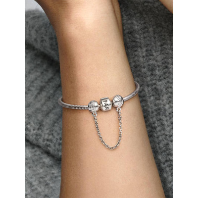 Gros plan de la Charm Chaîne de Confort Couronne de Cœurs
	•	Un mannequin portant la