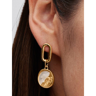 Gros plan de la Charm Médaillon Pégase sur un mannequin