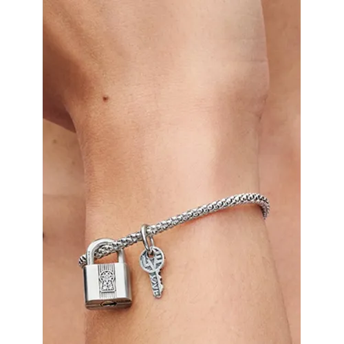 Photo présentant l’intégralité de la Charm Pendant Cadenas et Clé