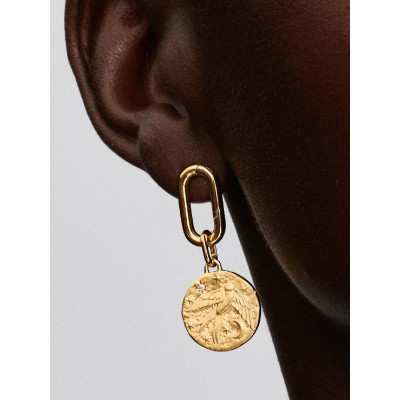 Gros plan de la Charm Médaillon Hirondelle sur un mannequin