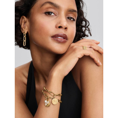 Charm Médaillon Hirondelle sur un mannequin.