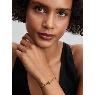 Un mannequin portant la Charm Clip Strié