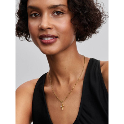 Vue Charm Pendant Croix sur un mannequin