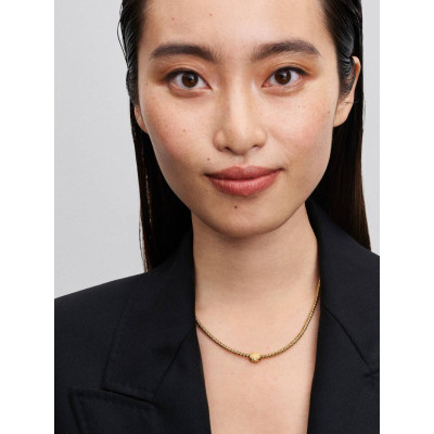 Un mannequin portant la Mini Charm Coquillage Texturé