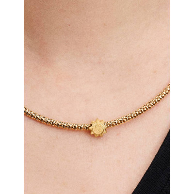 Gros plan de la Mini Charm Soleil Texturé sur un mannequin