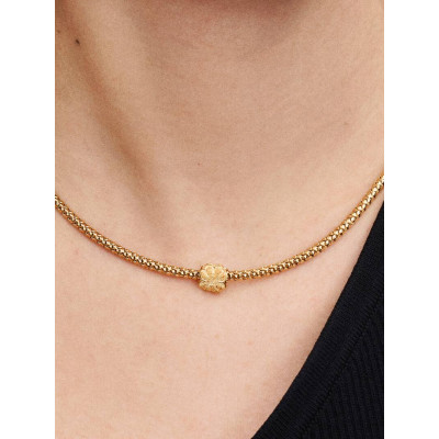 Gros plan de la Mini Charm Trèfle Texturé sur un mannequin