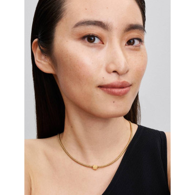 Vue Mini Charm Trèfle Texturé sur un mannequin