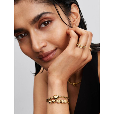 Mini Charm Trèfle Texturé sur un mannequin.