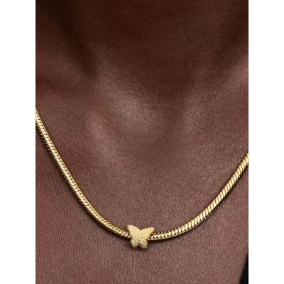 Gros plan de la Mini Charm Papillon Texturé sur un mannequin