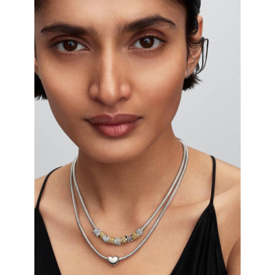 Vue Mini Charm Papillon Texturé sur un mannequin