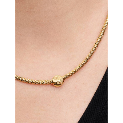 Gros plan de la Mini Charm Yin et Yang Texturé sur un mannequin