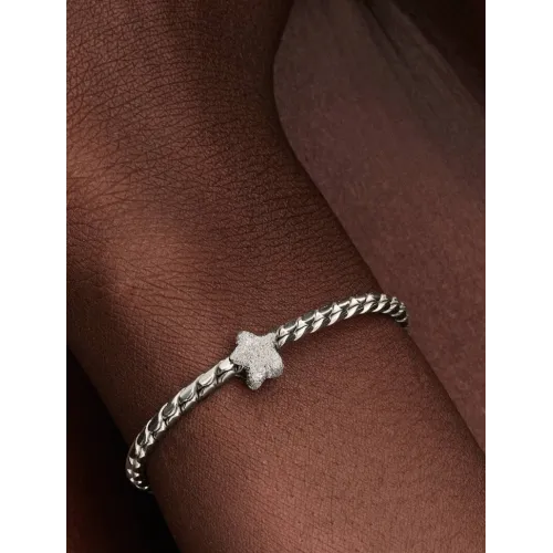 Photo présentant l’intégralité du Mini Charm Étoile Texturé